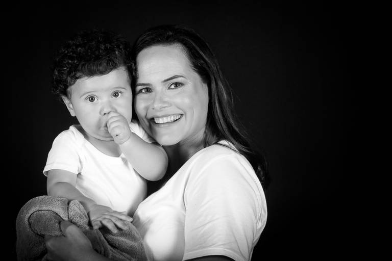 mae com o filho no colo