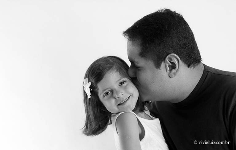 pai beijando a filha