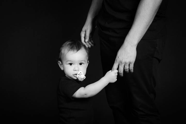 mae segurando a mao do filho