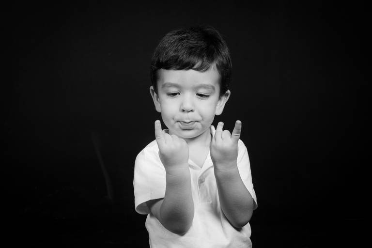 criança com a mao de homem aranha