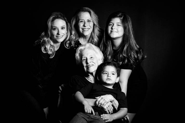 avós, mae e filhos juntos sorrindo