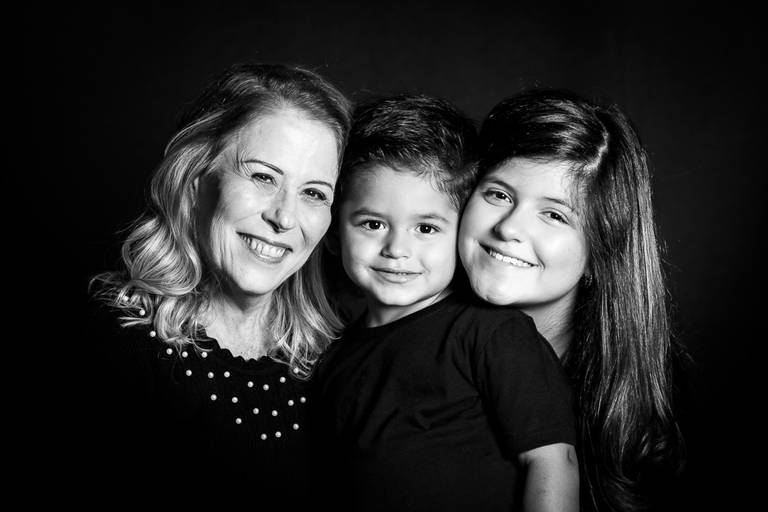 avó e netos sorrindo