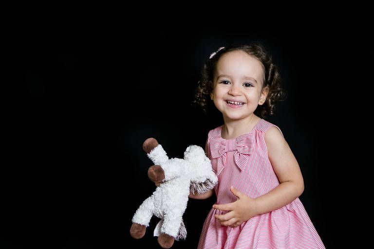 criança com o brinquedo