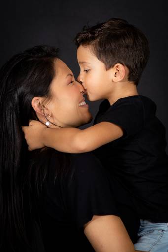 filho beijando o nariz da mae