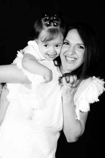 mae com a filha nas costas