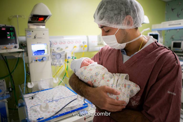 Pai com a filha após o parto