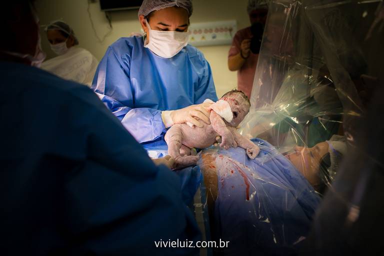 sala de parto com o bebê e mãe