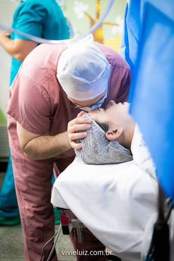 esposo dando beijo na mãe antes do parto