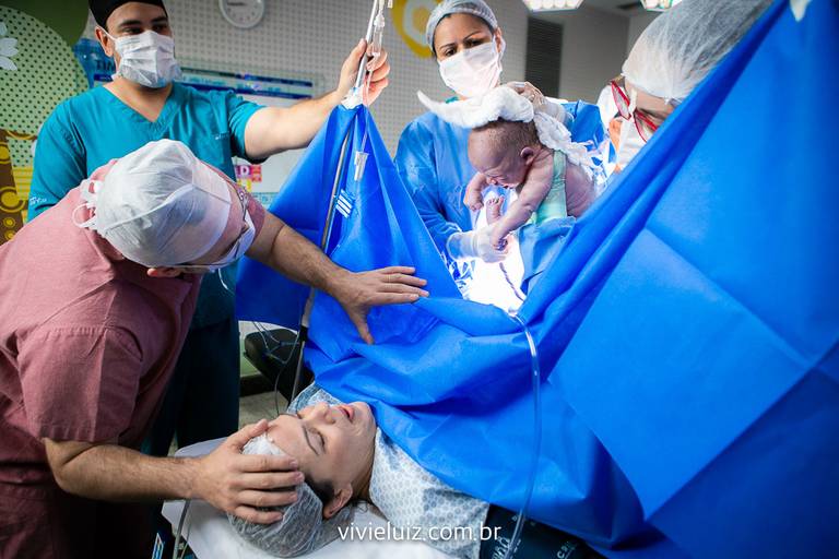 mãe conhecendo seu filho pela primeira vez