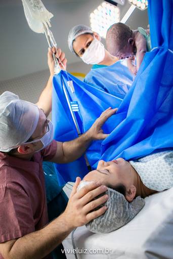 pai e mãe conhecendo o seu novo filho