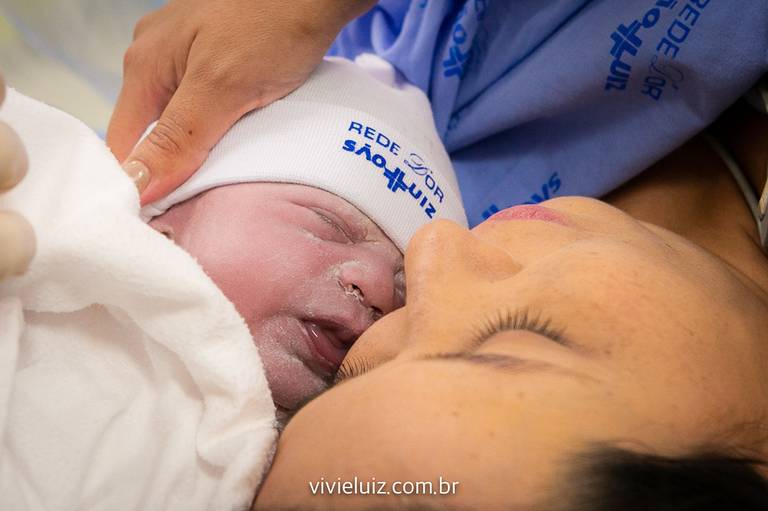 mãe com o filho recém nascido