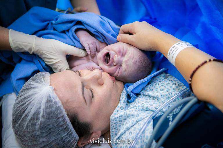 Beijo da mãe no filho após o parto