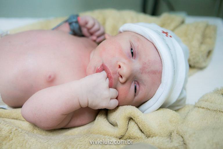 bebê chupando o dedo