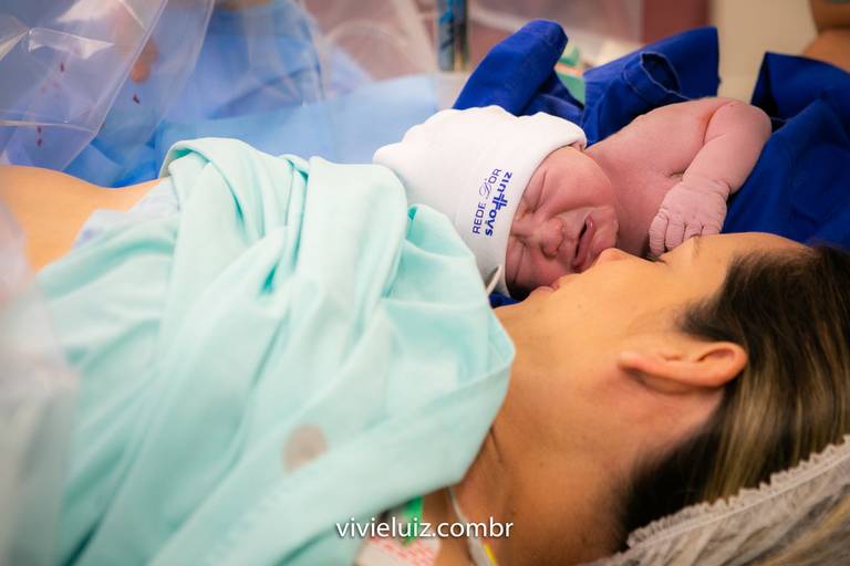 mãe com o seu filho recém nascido