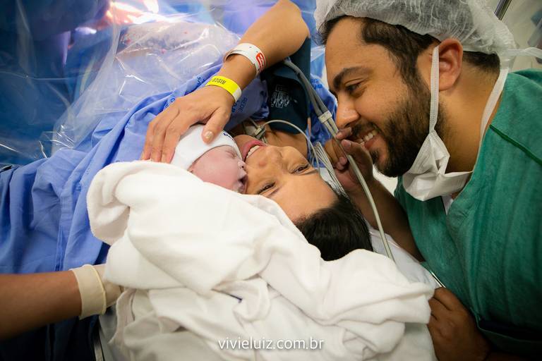 pai e mãe conhecendo seu filho recém nascido