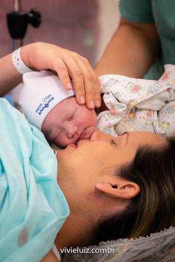 beijo da mãe no seu filho após o parto