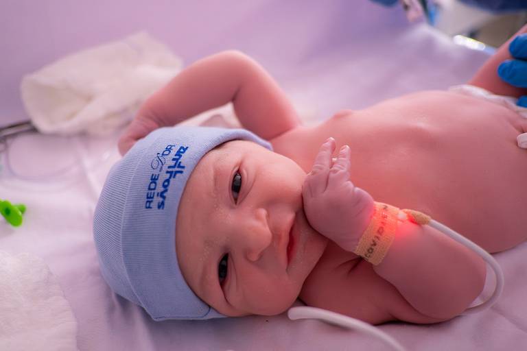 bebê recém nascido na cama do hospital