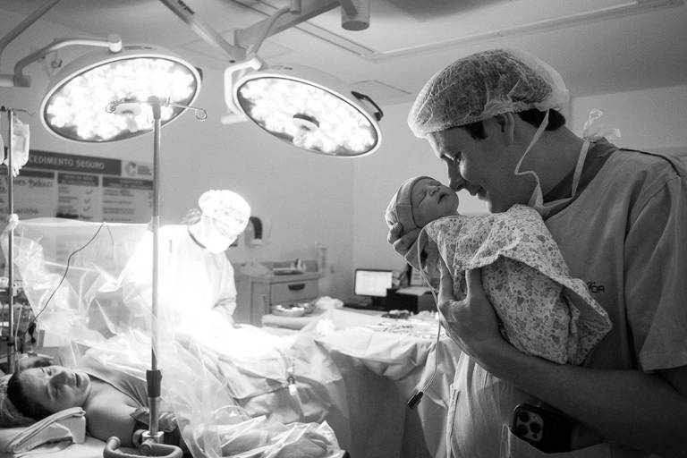 pai dando um carinho no seu mais novo filho