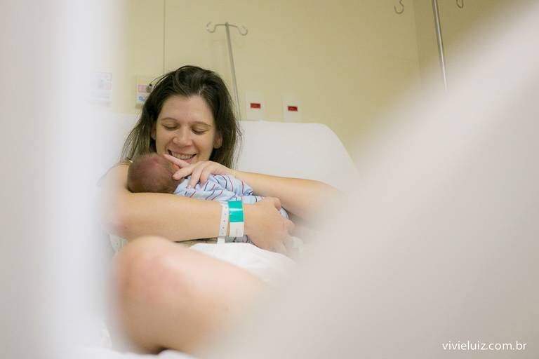 bebê  no colo da mãe após o parto