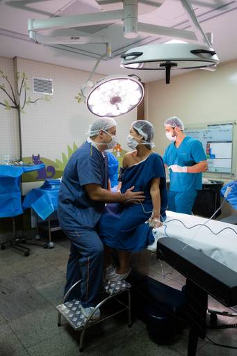 marido ajudando a esposa na hora do trabalho de parto