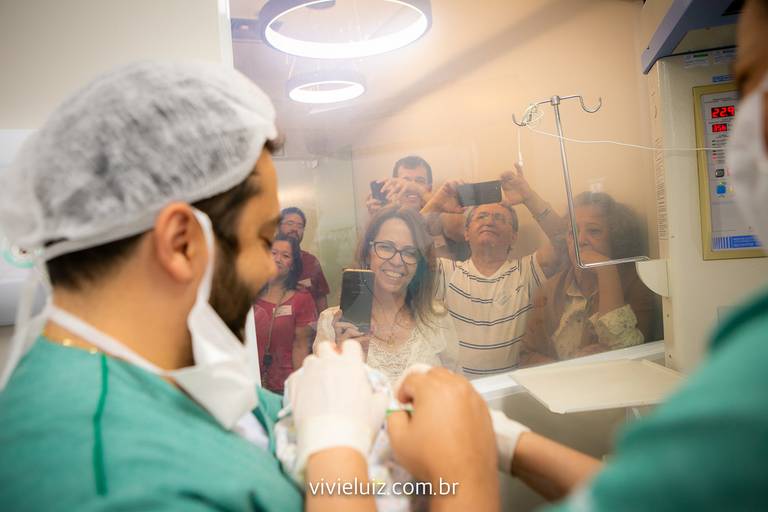 bebê sendo apresentado a família após o parto