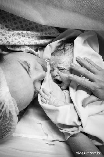 mãe conversando com o seu bebê