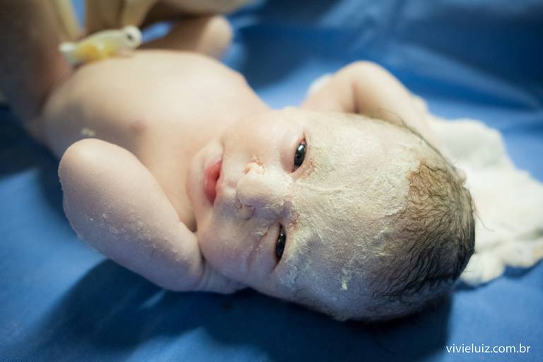 bebê recém nascido de olhos abertos