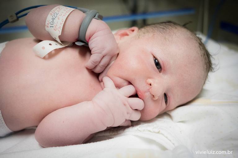 bebê na cama de olhos abertos