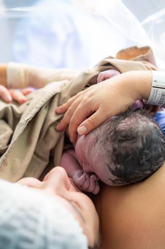 abraço da mãe com o eu filho recém nascido