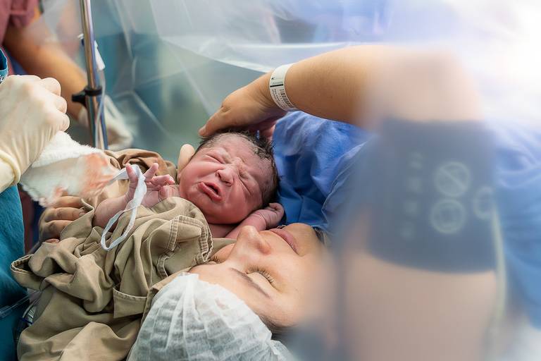 bebê com a sua mãe após o parto