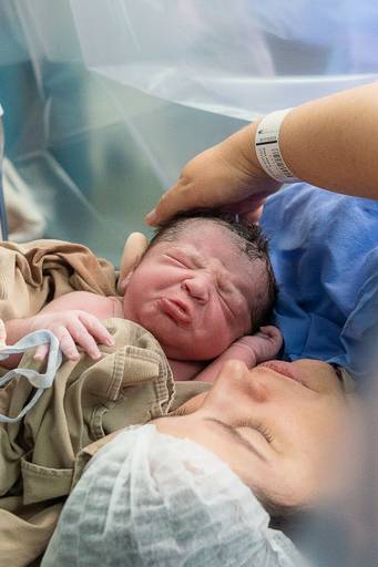 bebê chorando após o parto