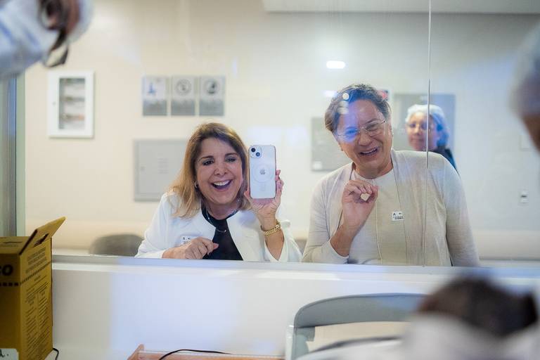 avó e avô ansiosos para verem o novo neto no hospital