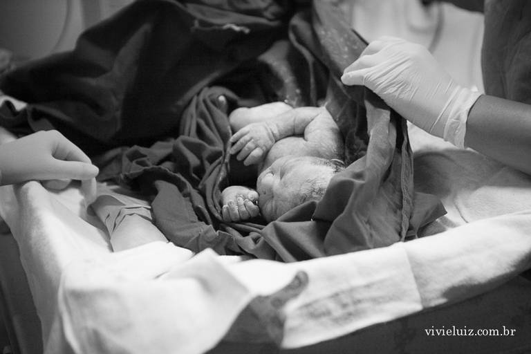 bebÊ sendo vestido após o nascimento