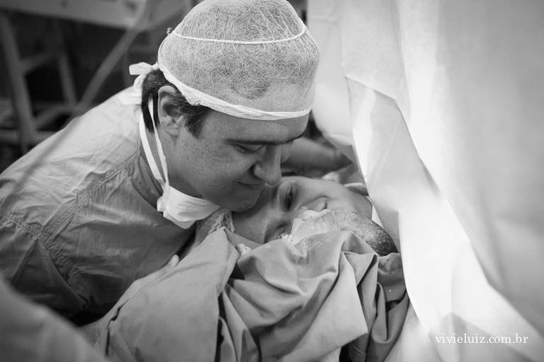 pai e mãe conhecendo o mais novo filho que acaba de nascer