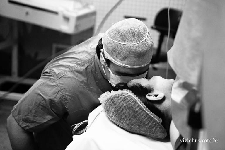 marido dando beijo na mãe na hora do parot