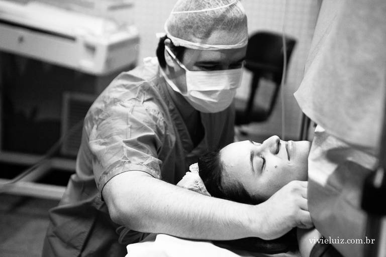 marido dando carinho na mãe na hora do parto