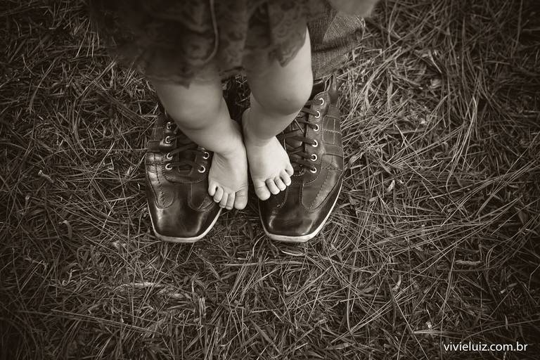 pé do filho sobre o pé do pai