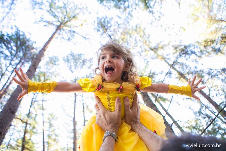 menina brincando com o pai