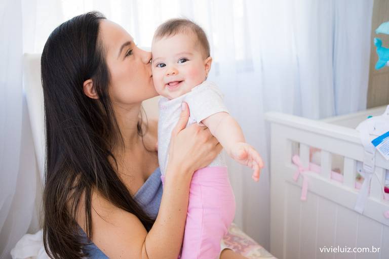 beijo da mãe em sua filha