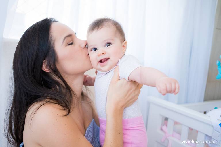 beijo da mãe em sua filha