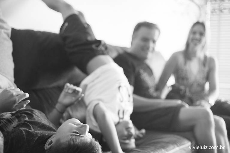 crianças brincando  no sofá