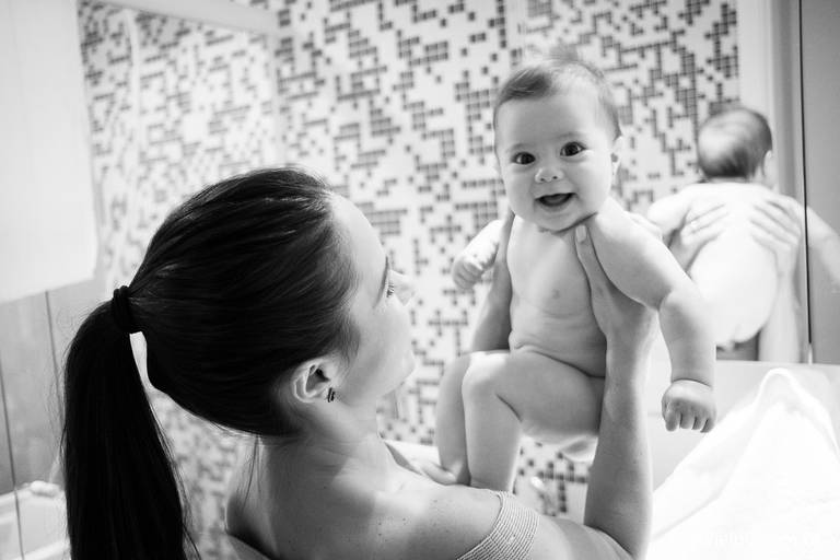 mãe segurando o seu filho rindo