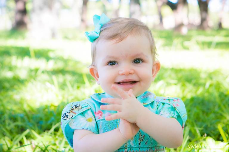 menina batendo palmas