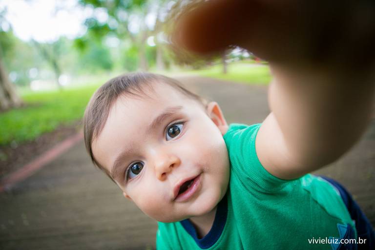 criança pegando a câmera
