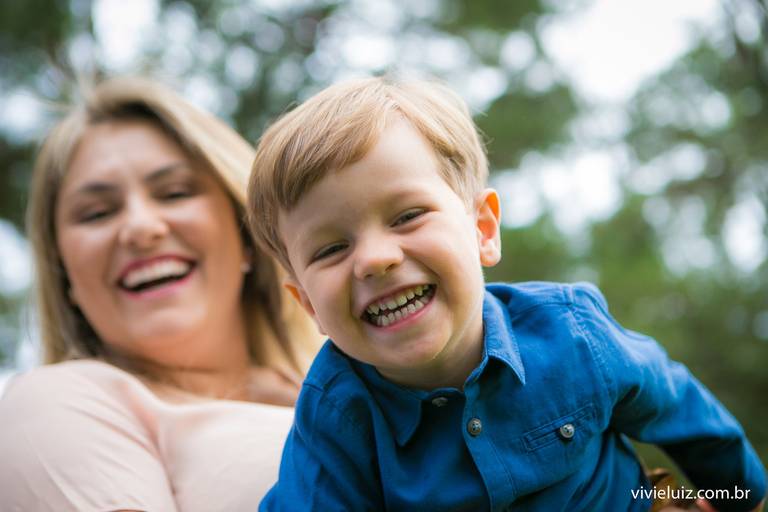 mãe e filho rindo