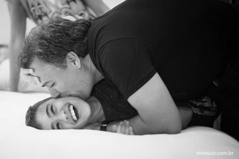 pai dando beijo no seu filho