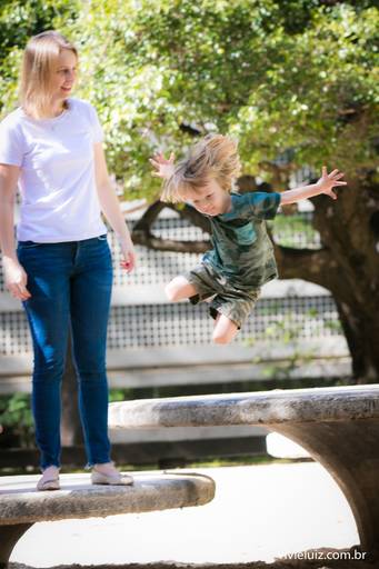 ccriança pulando