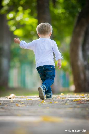 criança andando