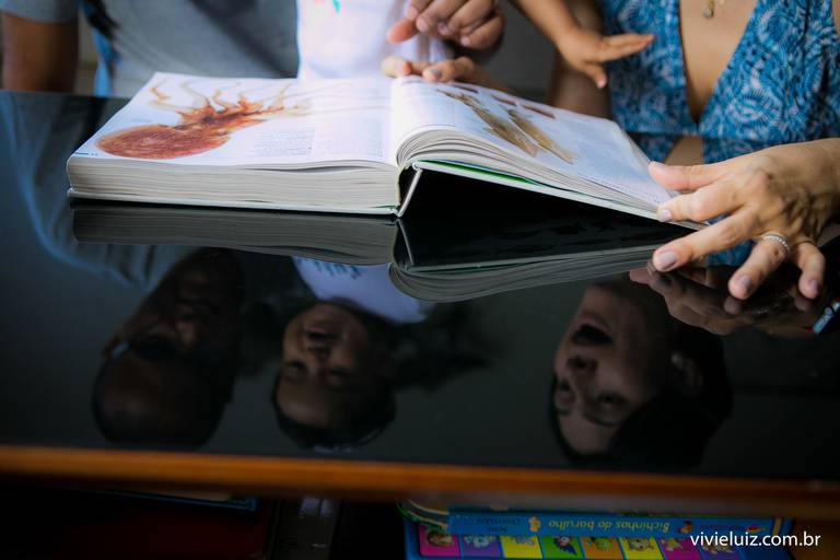 família lendo um livro