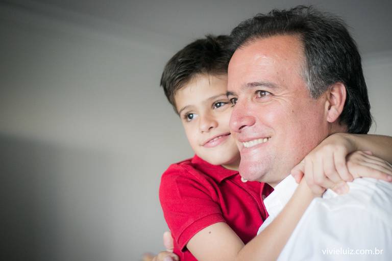 pai abraçado com o seu filho sorrindo